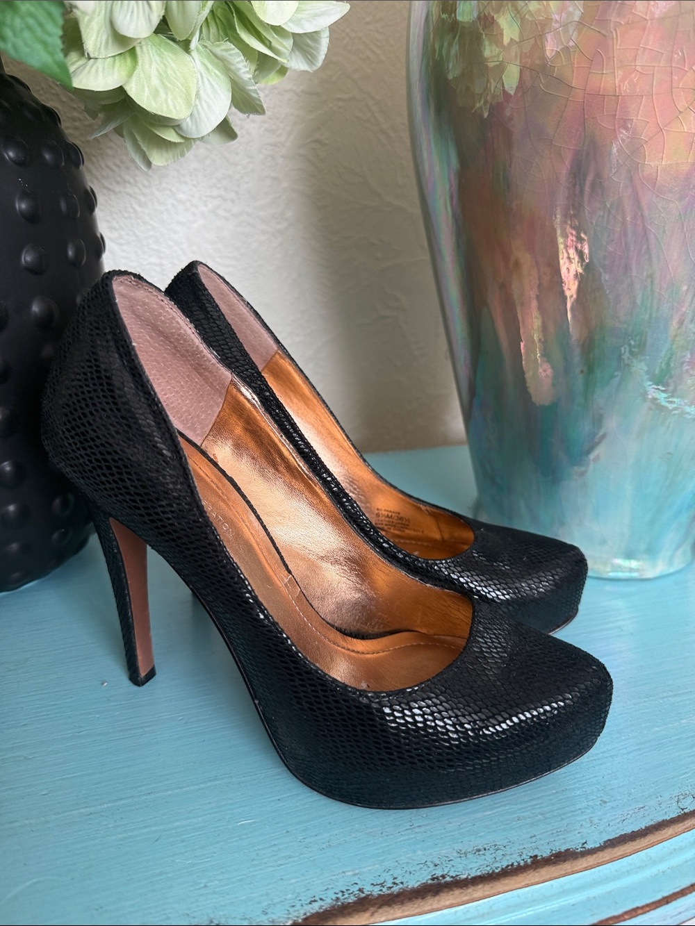BCBGeneration Black Textured Pointed 4” Toe Pumps Stilettos